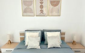 The Lakeside Apartment - Strategic Position!